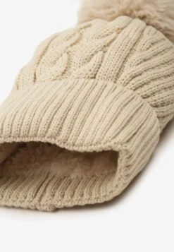 Beżowa Czapka Typu Beanie Zdobiona Pomponem i Warkoczowym Splotem Ocieplana Futrem Zenedi