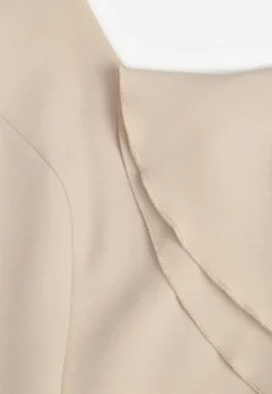 Beżowa Elegancka Sukienka Rozkloszowana Zdobiona Falbanami na Ramionach Nessaza