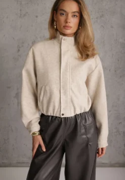 Beżowa Kurtka Przejściowa Bomber Jacket ze Stójką z Wełną i Bawełną Bioneza