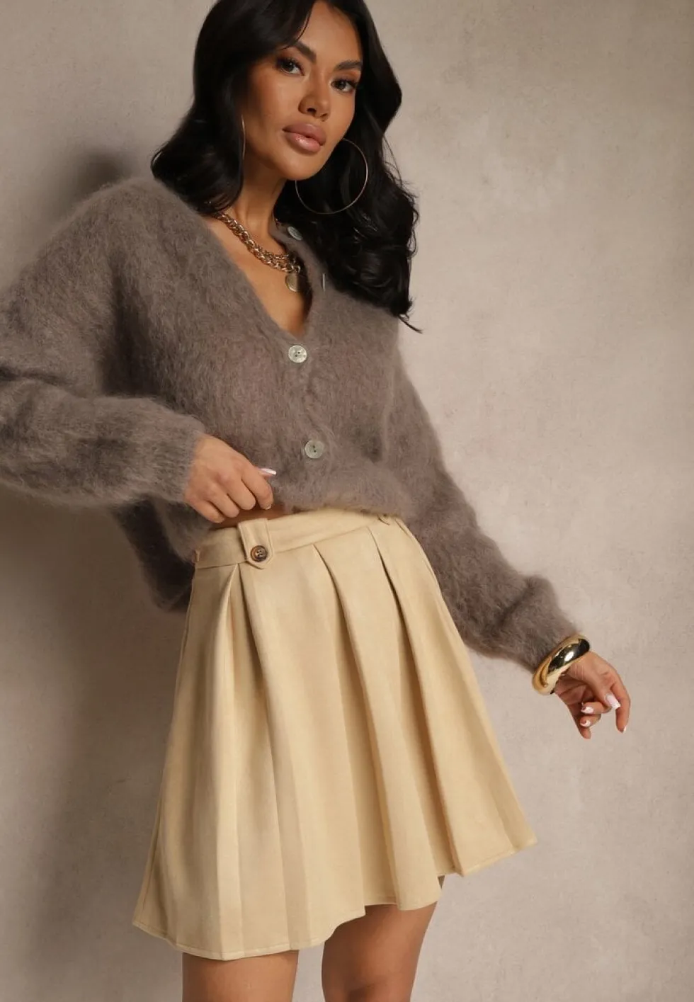 Beżowa Rozkloszowana Spódnica Stylizowana na Zamszową z Plisami w Stylu Preppy Sealia
