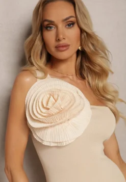 Beżowa Sukienka Bodycon z Asymetryczną Górą Ozdobioną Dużą Aplikacją Kwiatem Pielina