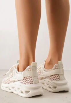 Beżowe Buty Sportowe Sneakersy na Platformie Ozdobionej Tłoczeniem Teliriella
