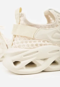 Beżowe Buty Sportowe Sneakersy na Platformie Ozdobionej Tłoczeniem Teliriella