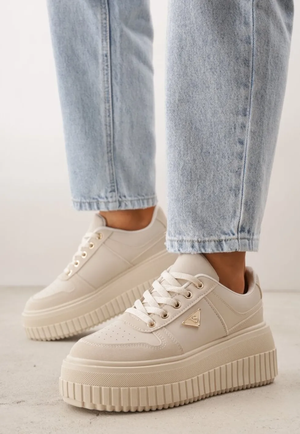 Beżowe Chunky Sneakersy z Trójkątną Aplikacją VICES na Platformie Cezaline