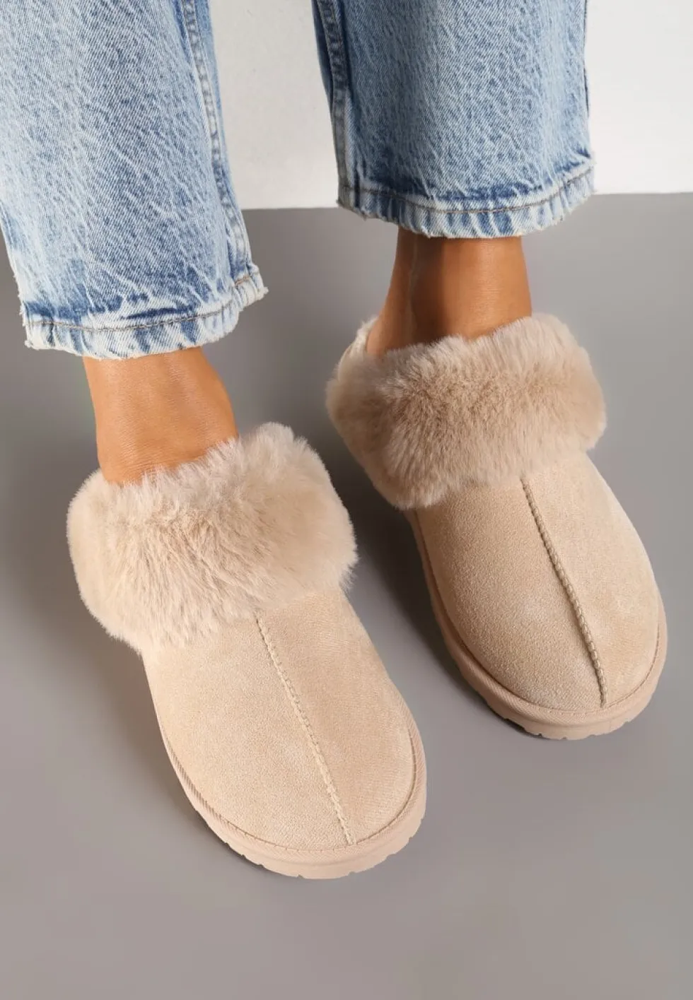 Beżowe Kapcie z Imitacji Zamszu z Futrzaną Wyściółką Zoleti