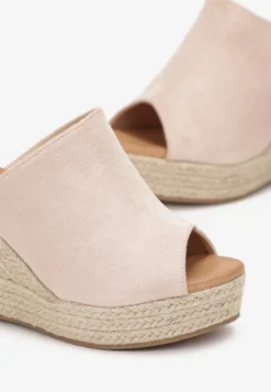 Beżowe Klapki Peep Toe na Koturnie z Plecionki z Szerokim Paskiem Sadilla