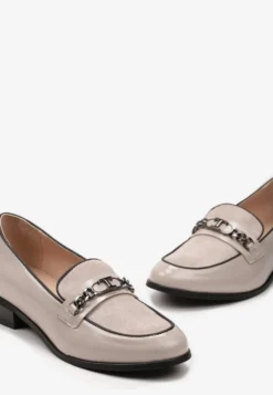 Beżowe Lakierowane Mokasyny w Stylu Loafersów z Klamrą i Skórzaną Wkładką Darnifa