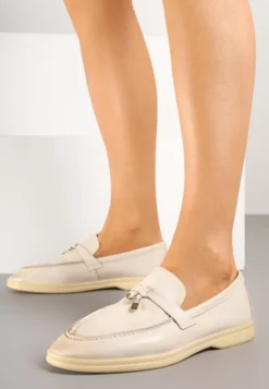 Beżowe Mokasyny Zdobione Elegancką Aplikacją ze Skórzaną Wkładką Doreme