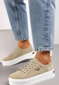 Beżowe Skórzane Sneakersy na Grubej Podeszwie z Przeszyciami i Broszką Nirnile