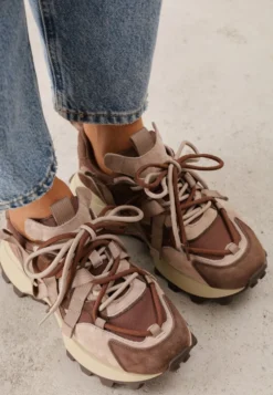 Beżowe Sneakersy Chunky z Zamszowymi Wstawkami Tasiemkami i Bieżnikiem Oyesei