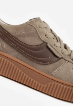 Beżowe Sneakersy Kultowe Tenisówki z Zamszu Naturalnego ze Skórzaną Wkładką Rionae