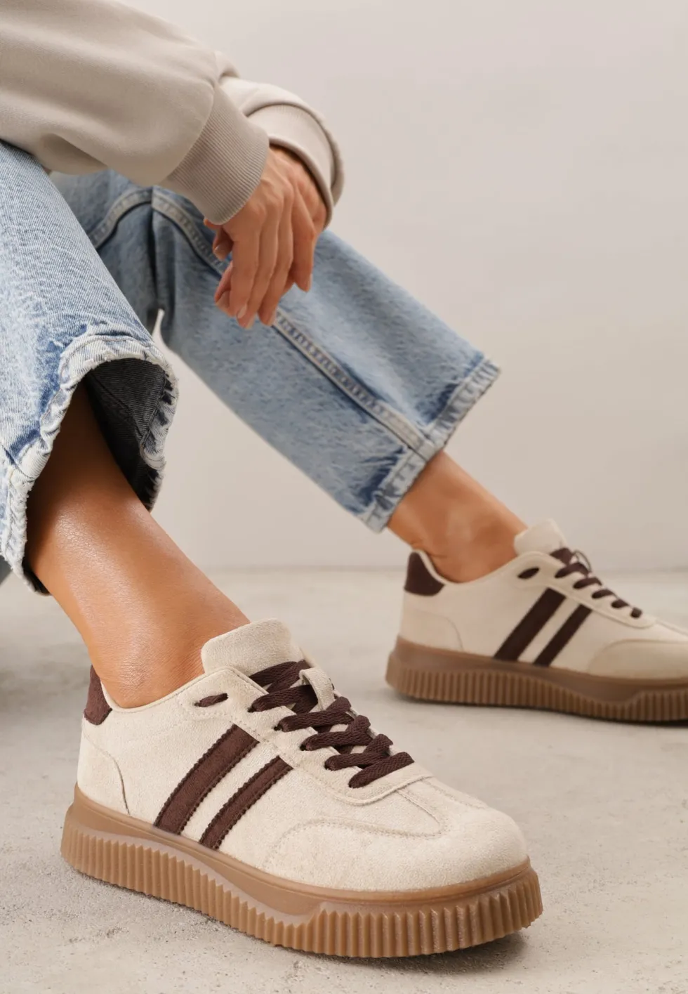 Beżowe Sneakersy na Kauczukowej Tłoczonej Platformie Ozdobione Paskami Naifeh