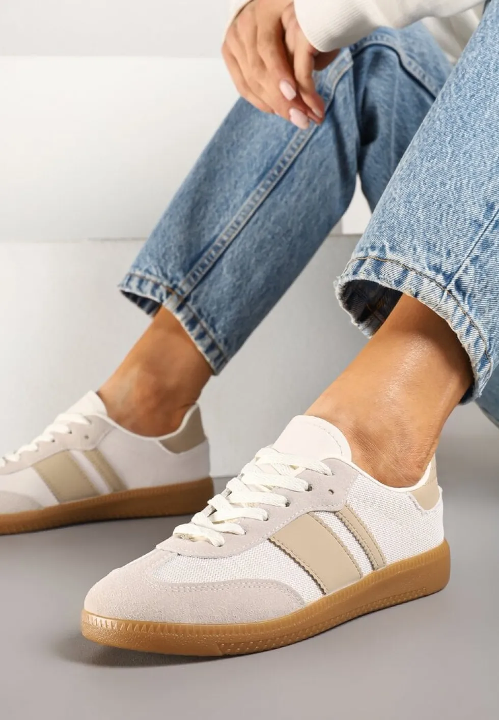 Beżowe Sneakersy na Kauczukowej Podeszwie Ozdobione Paskami Emidi
