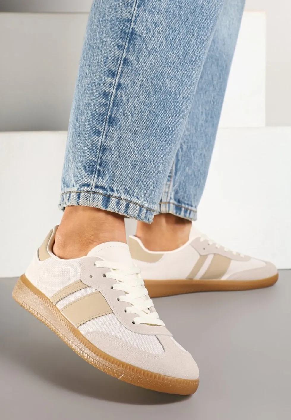 Beżowe Sneakersy na Kauczukowej Podeszwie Ozdobione Paskami Emidi