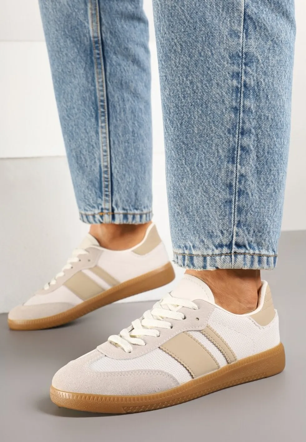 Beżowe Sneakersy na Kauczukowej Podeszwie Ozdobione Paskami Emidi