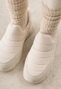 Beżowe Sneakersy Śniegowce na Platformie z Tłoczeniem i Pikowaną Cholewką Vermina