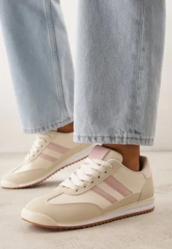 Beżowe Sneakersy Ozdobione Dwoma Paskami Lannatea