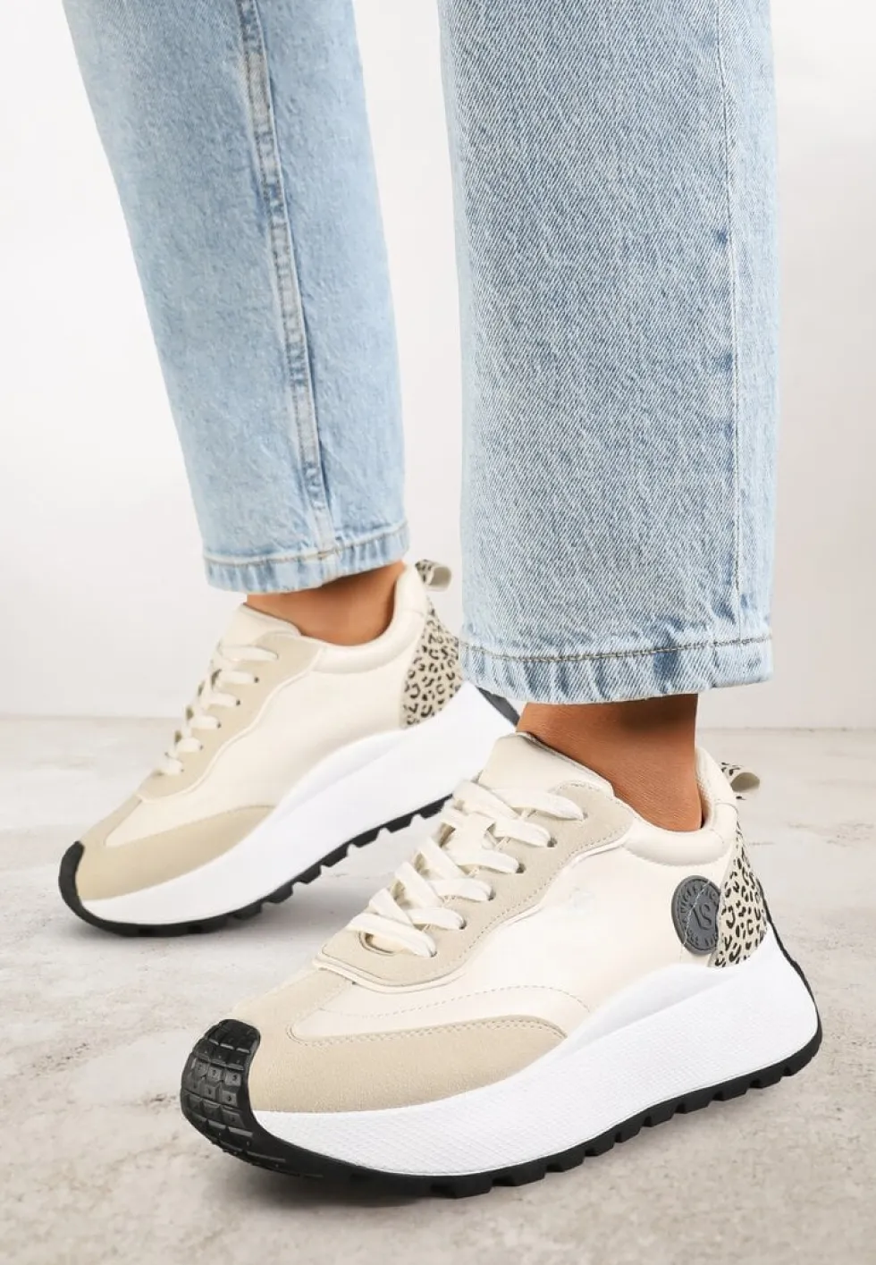 Beżowe Sneakersy Vices na Platformie Ozdobione Naszywką i Panterką Selothiel