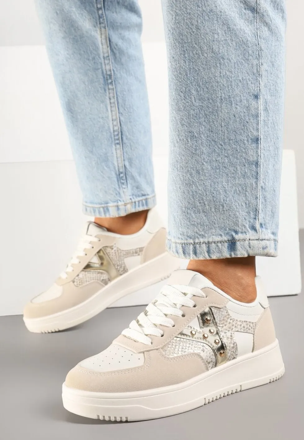 Beżowe Sneakersy Zdobione Metaliczną Aplikacją i Imitacją Skóry Węża Sarivane