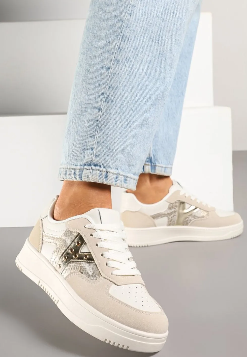 Beżowe Sneakersy Zdobione Metaliczną Aplikacją i Imitacją Skóry Węża Sarivane
