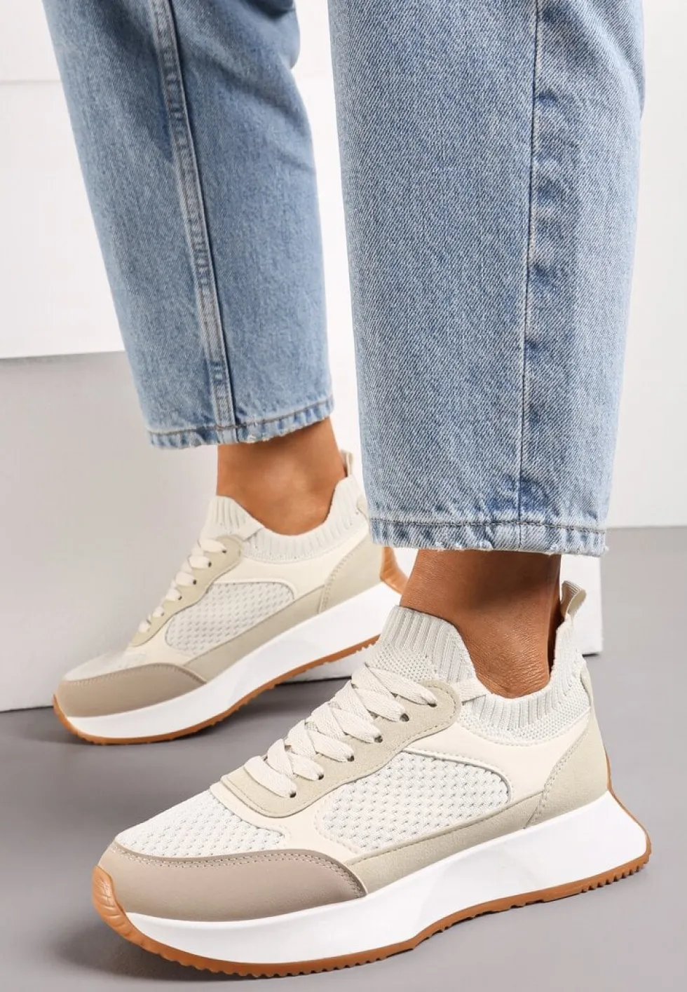 Beżowe Sneakersy ze Skarpetkową Cholewką i Ozdobnym Sznurowaniem na Grubej Podeszwie Pirtia