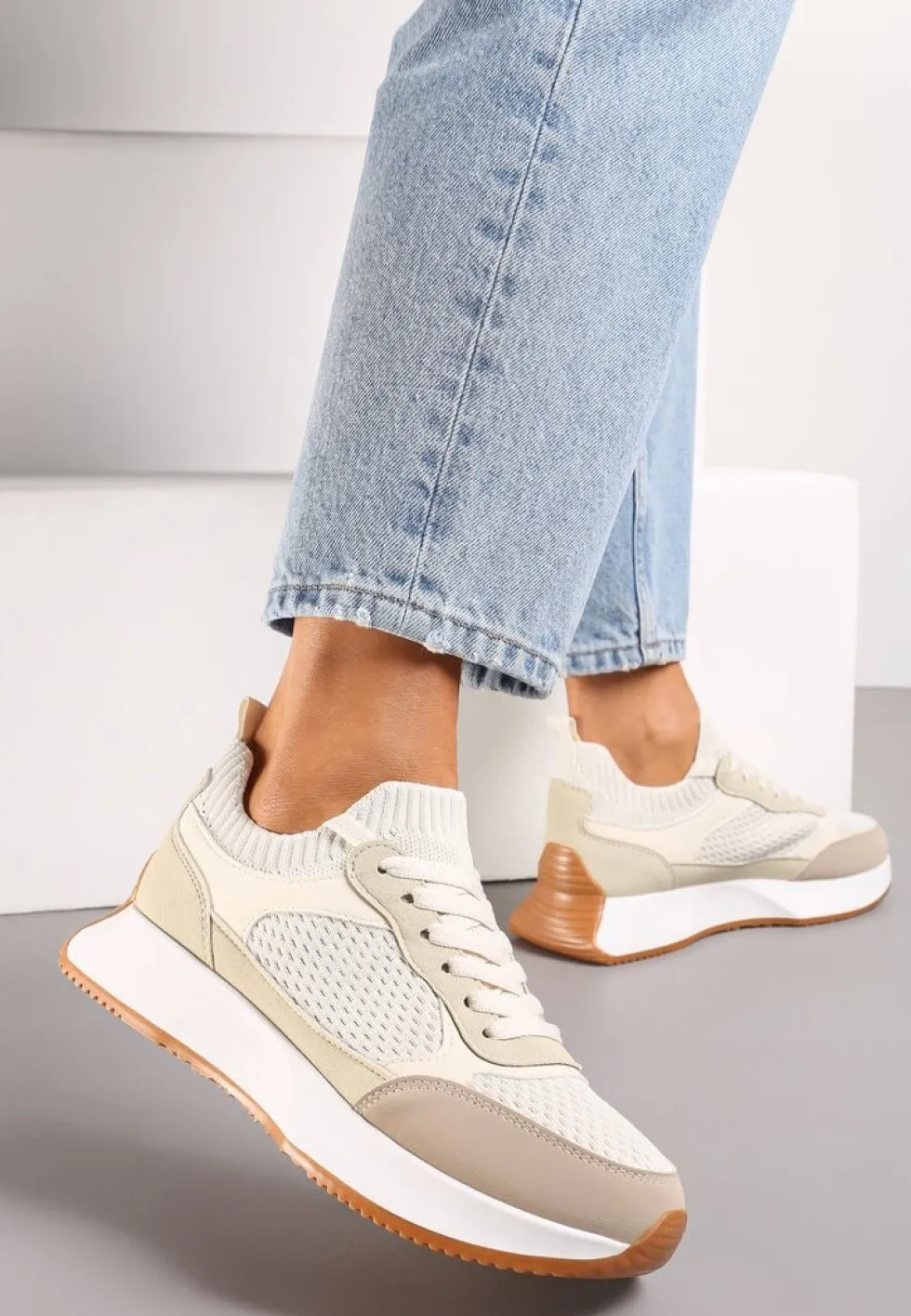 Beżowe Sneakersy ze Skarpetkową Cholewką i Ozdobnym Sznurowaniem na Grubej Podeszwie Pirtia