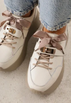 Beżowe Sneakersy ze Skóry Naturalnej na Platformie Zdobione Metalowym Zapięciem Jeannine