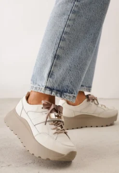 Beżowe Sneakersy ze Skóry Naturalnej na Platformie Zdobione Metalowym Zapięciem Jeannine