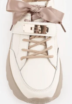 Beżowe Sneakersy ze Skóry Naturalnej na Platformie Zdobione Metalowym Zapięciem Jeannine