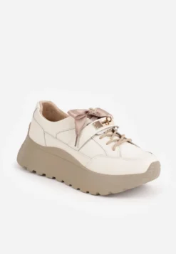 Beżowe Sneakersy ze Skóry Naturalnej na Platformie Zdobione Metalowym Zapięciem Jeannine