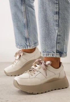 Beżowe Sneakersy ze Skóry Naturalnej na Platformie Zdobione Metalowym Zapięciem Jeannine