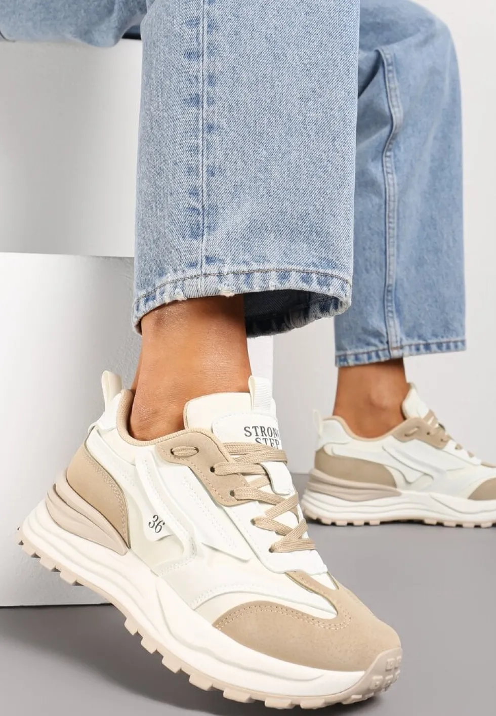 Beżowe Sneakersy ze Sznurowaniem i Ozdobnymi Naszywkami Ocellia