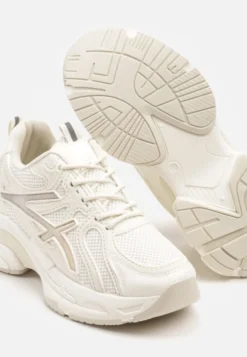 Beżowe Sneakersy z Ozdobnymi Paskami Xerraza