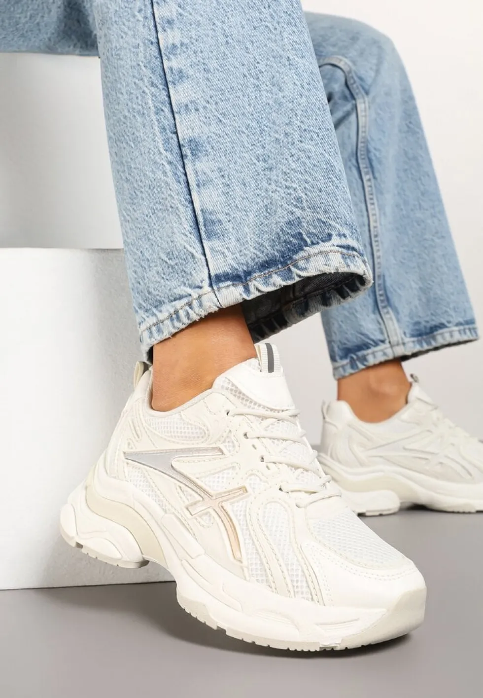 Beżowe Sneakersy z Ozdobnymi Paskami Xerraza