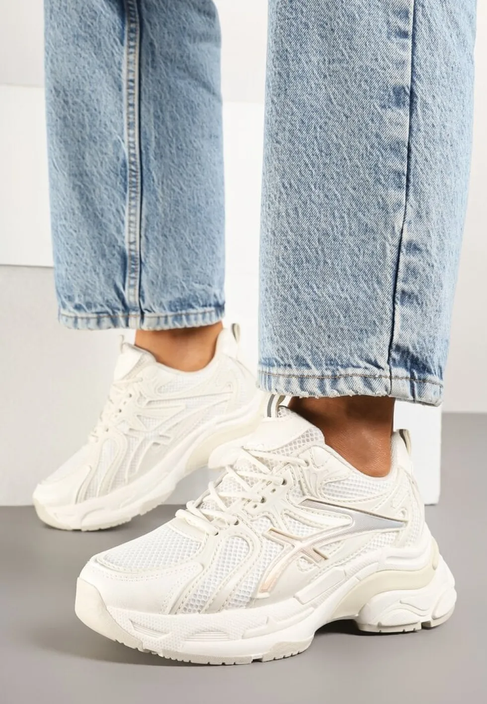 Beżowe Sneakersy z Ozdobnymi Paskami Xerraza
