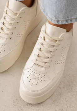 Beżowe Sneakersy z Perforacją na Platformie Treresa