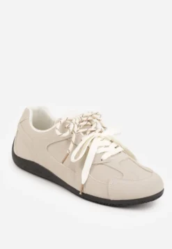 Beżowe Sneakersy z Podwójnym Sznurowaniem i Geometrycznymi Wstawkami Adrearah