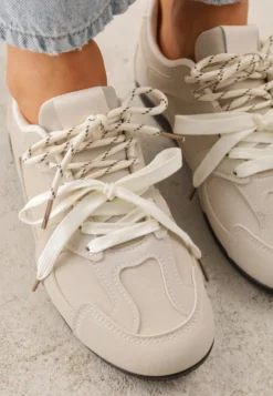 Beżowe Sneakersy z Podwójnym Sznurowaniem i Geometrycznymi Wstawkami Adrearah