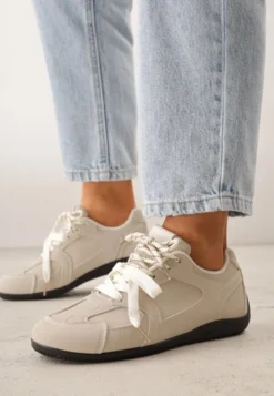 Beżowe Sneakersy z Podwójnym Sznurowaniem i Geometrycznymi Wstawkami Adrearah