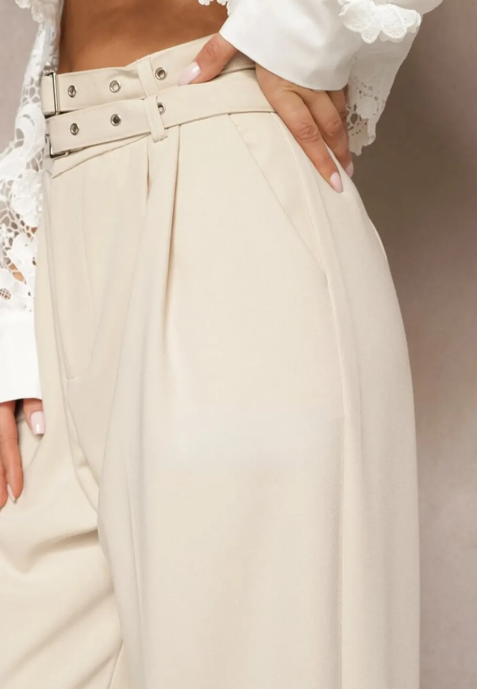 Beżowe Spodnie High Waist w Stylu Garniturowym z Paskami i Klamerkami Daklena