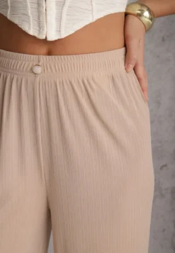 Beżowe Szerokie Spodnie High Waist z Prążkowanej Tkaniny z Ozdobnym Guzikiem Dalifa