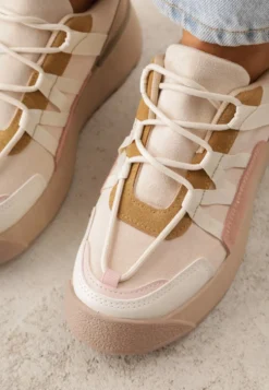 Beżowe Sznurowane Płaskie Sneakersy z Kolorowymi Wstawkami Wonise
