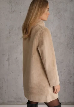 Beżowe Sztuczne Futro ze Stójką i Eleganckim Zapięciem w Kształcie Kwiatu Lireko