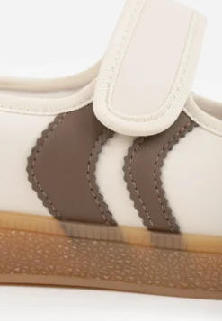 Beżowe Tenisówki Typu Sneakeriny Zapinane Paskiem na Rzep Gelinea