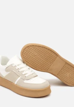 Beżowo-Białe Sneakersy na Płaskiej Podeszwie Ozdobione Przeszyciami i Perforacją Nealiora