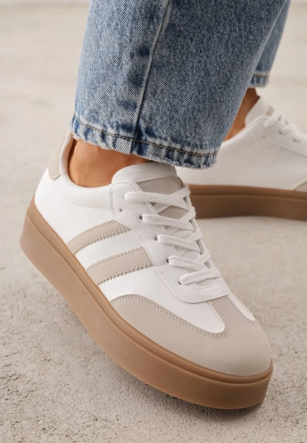 Beżowo-Białe Sneakersy Tenisówki Ozdobione Paskami Sovresia