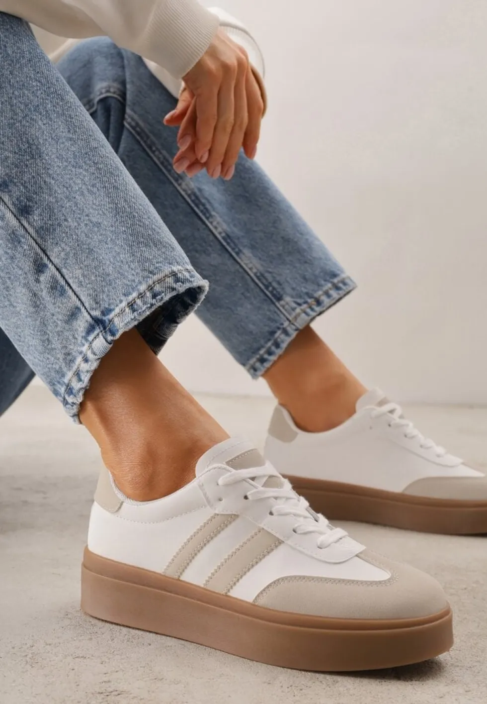 Beżowo-Białe Sneakersy Tenisówki Ozdobione Paskami Sovresia
