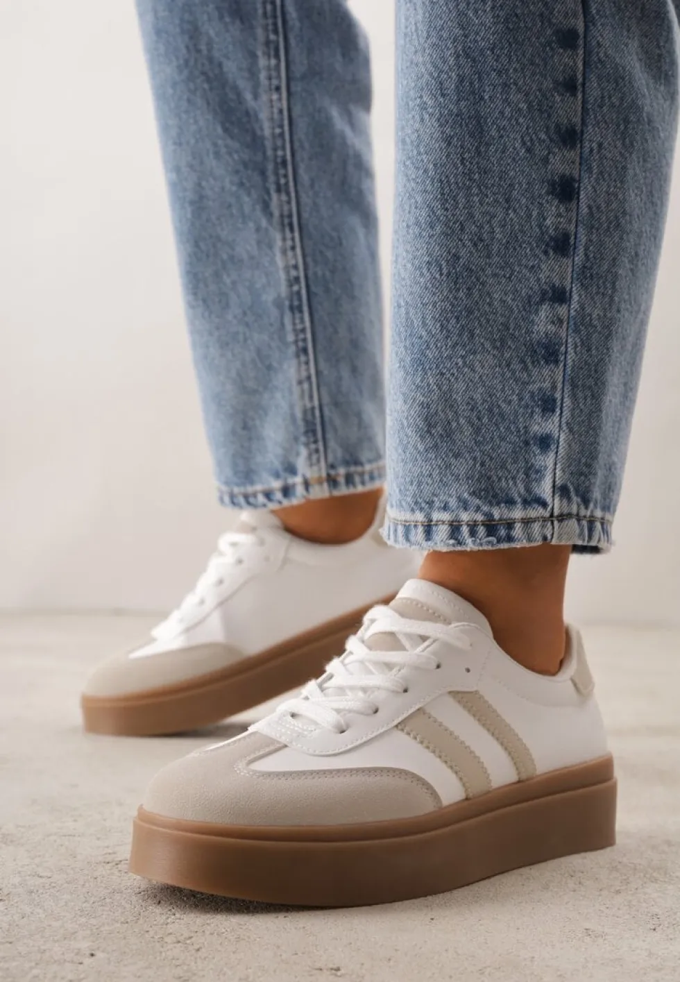 Beżowo-Białe Sneakersy Tenisówki Ozdobione Paskami Sovresia
