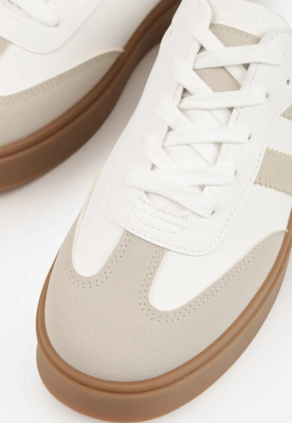 Beżowo-Białe Sneakersy Tenisówki Ozdobione Paskami Sovresia