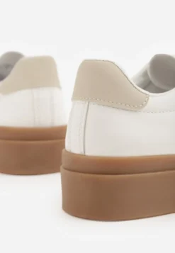 Beżowo-Białe Sneakersy Tenisówki Ozdobione Paskami Sovresia